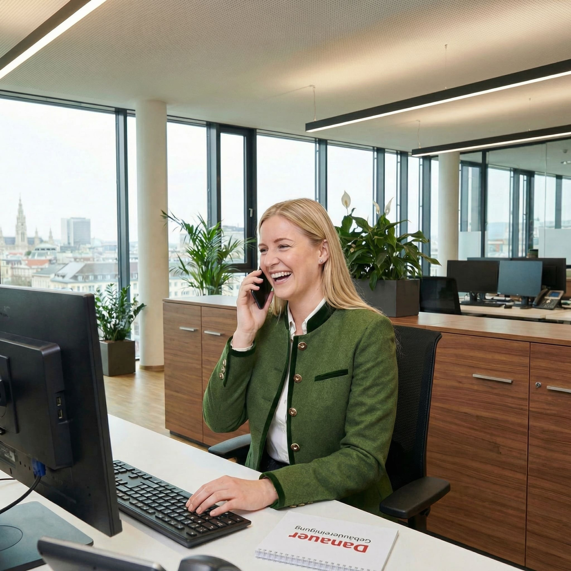 Mitarbeiterin im Kundenservice der Danauer Gebäudereinigung am Telefon